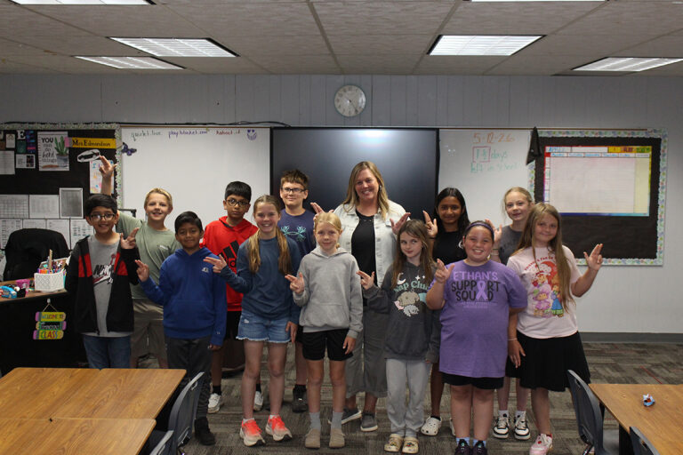 Jamie Niblett poses for a group photo with students at Ringwood Elementary.
